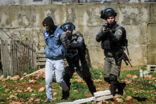 Exército israelita detém palestino perto de Nablus